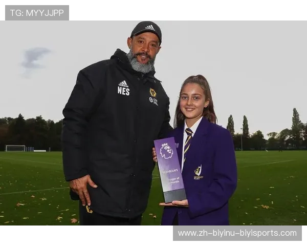 英超教练西装上的小人：探索英超主教练服装细节中的文化寓意